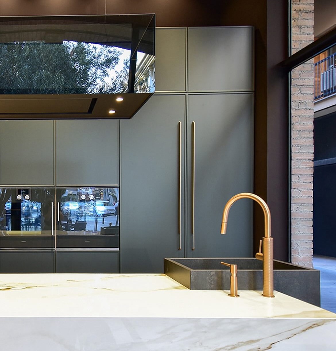 Novy Phantom eiland dampkap in donkergroene keuken